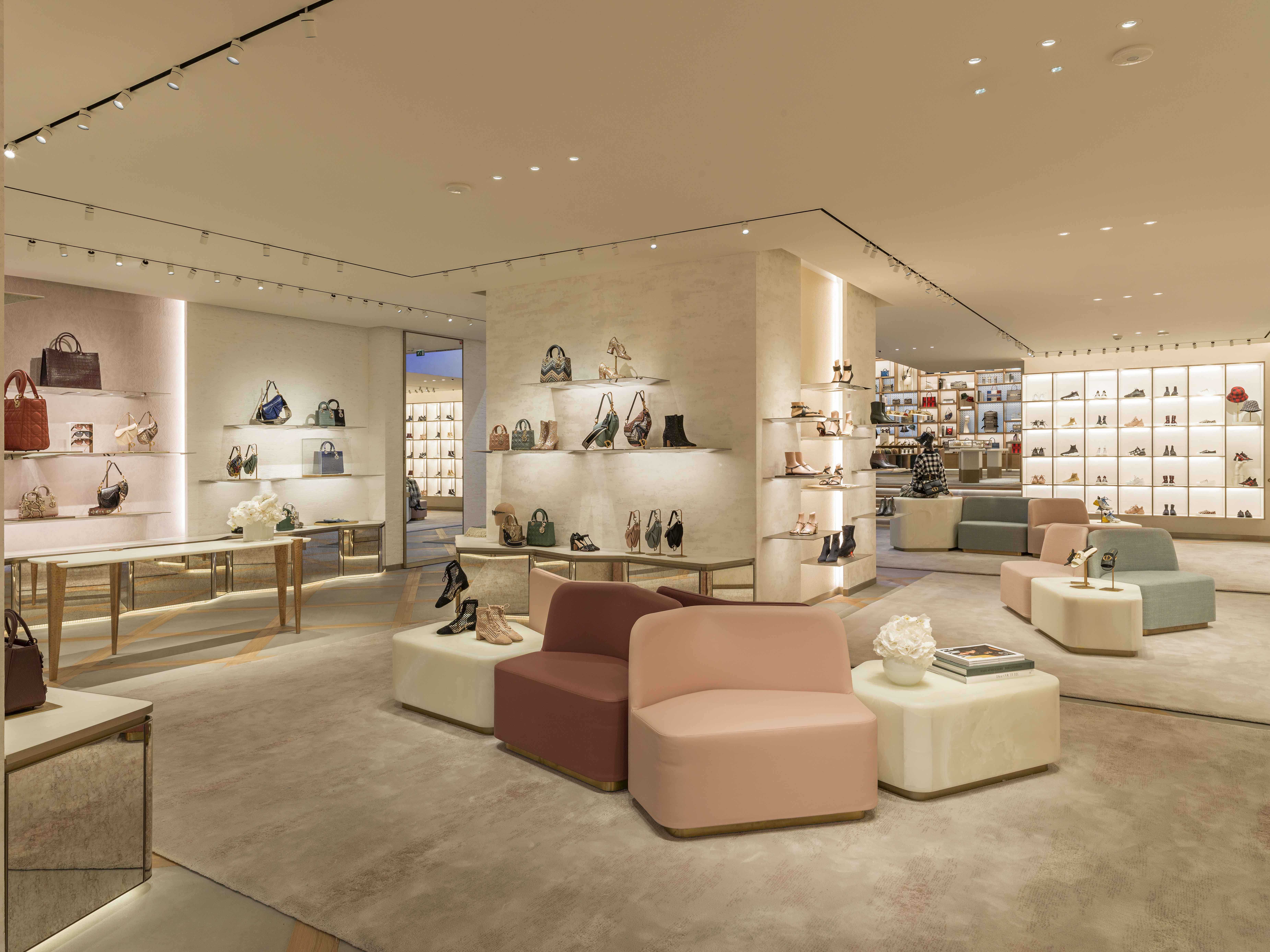 Visit the Dior Champs-Elysées Virtual Store and shop exclusive