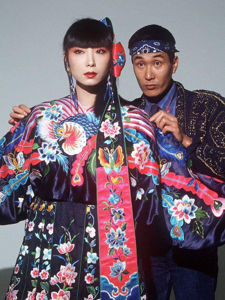  Kansai Yamamoto (right) and Sayoko Yamaguchi (left) in Tokyo in November 1982. (Kyodo News via Getty Images)