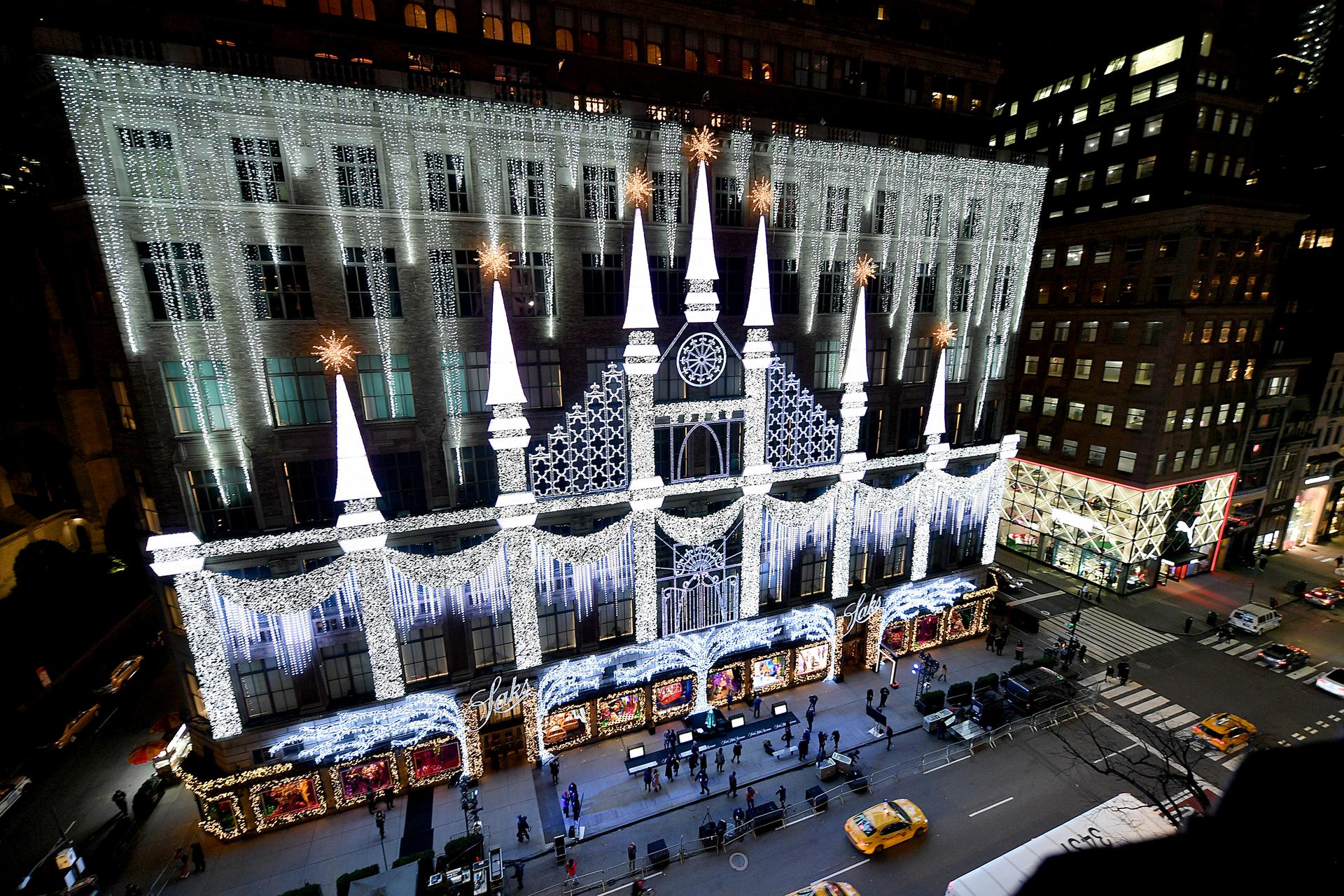 Saks Fifth Avenue Unveils Its BrandNew Holiday Window and Light Show