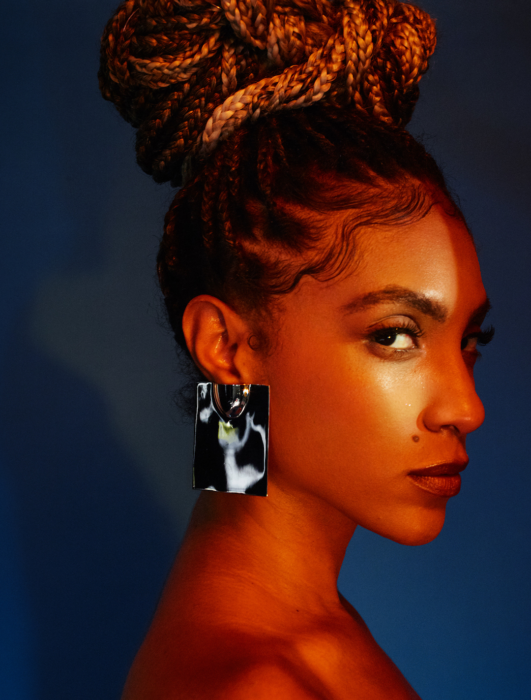  Naomi wears earrings <strong>Jacquemus</strong>, dress <strong>Moschino</strong>