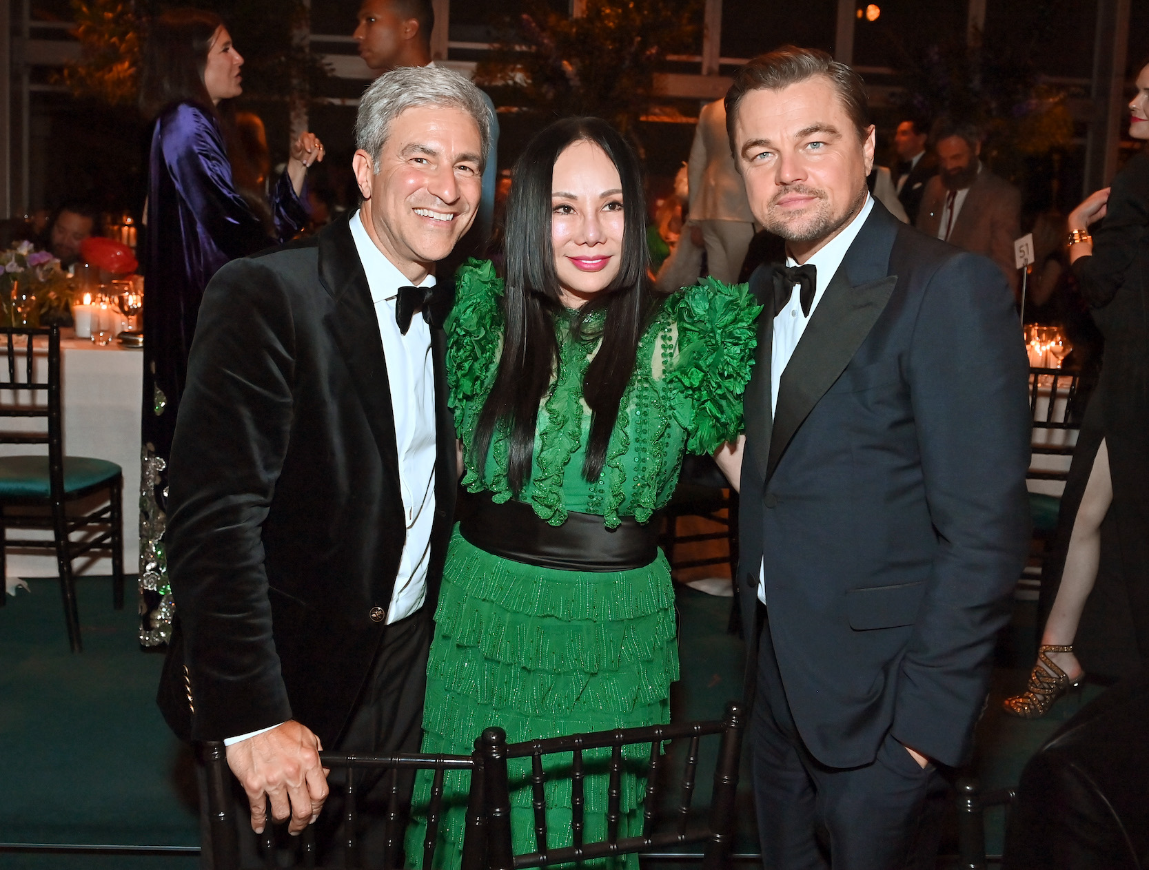  LOS ANGELES, CALIFORNIA - NOVEMBER 06: (L-R) CEO and Wallis Annenberg Director at LACMA Michael Govan, Art+Film Gala Co-Chair Eva Chow, and Art+Film Gala Co-Chair Leonardo DiCaprio, all wearing Gucci, attend the 10th Annual LACMA ART+FILM GALA honoring Amy Sherald, Kehinde Wiley, and Steven Spielberg presented by Gucci at Los Angeles County Museum of Art on November 06, 2021 in Los Angeles, California. (Photo by Stefanie Keenan/Getty Images for LACMA)