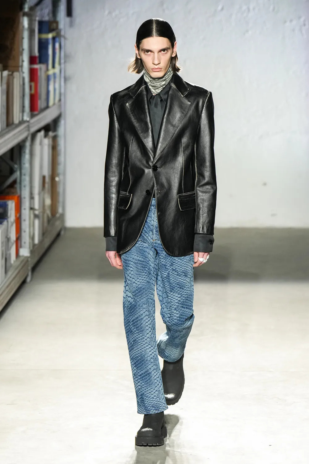 A Masterclass in Suiting at MM6 Maison Margiela Fall/Winter 2022 - V ...