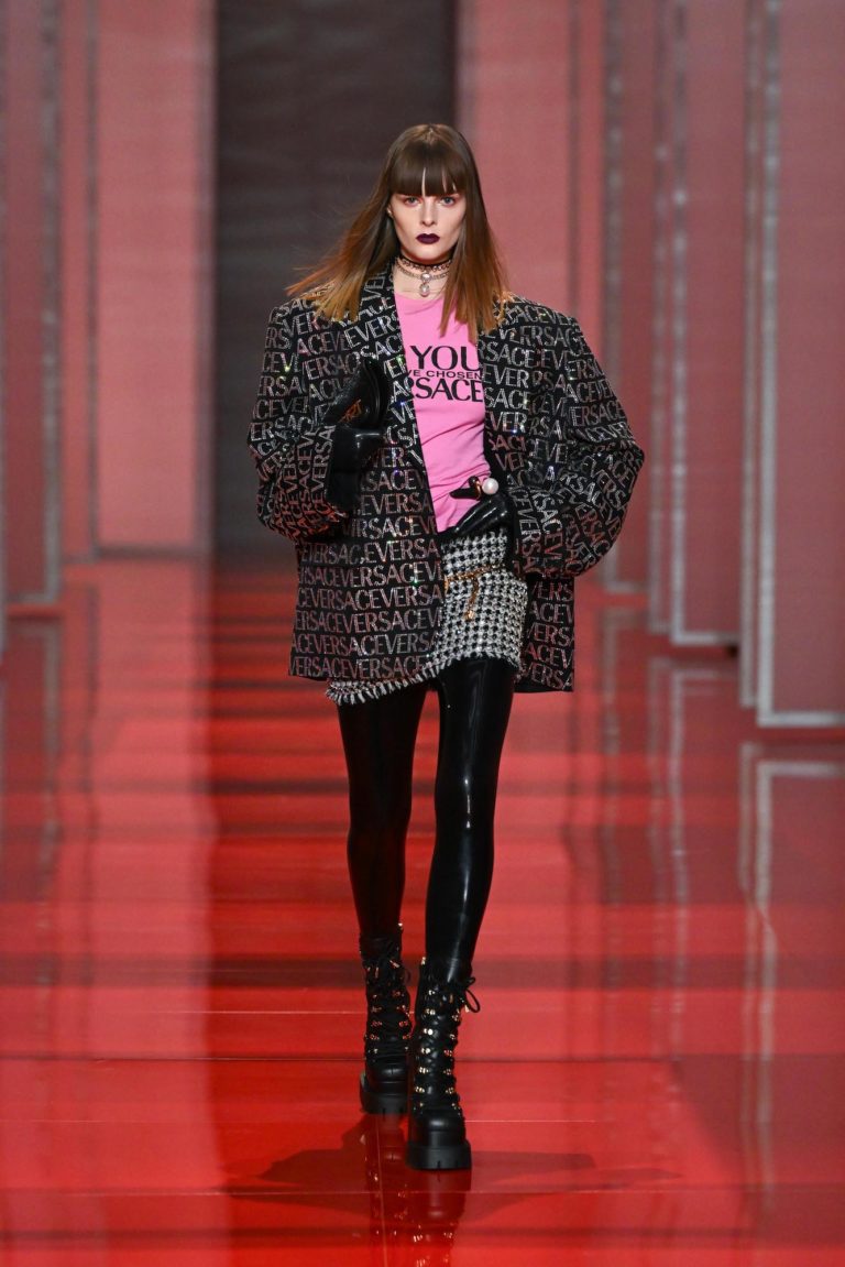Versace Autumn/Winter 2022: Looks for the Modern It Girl - V Magazine