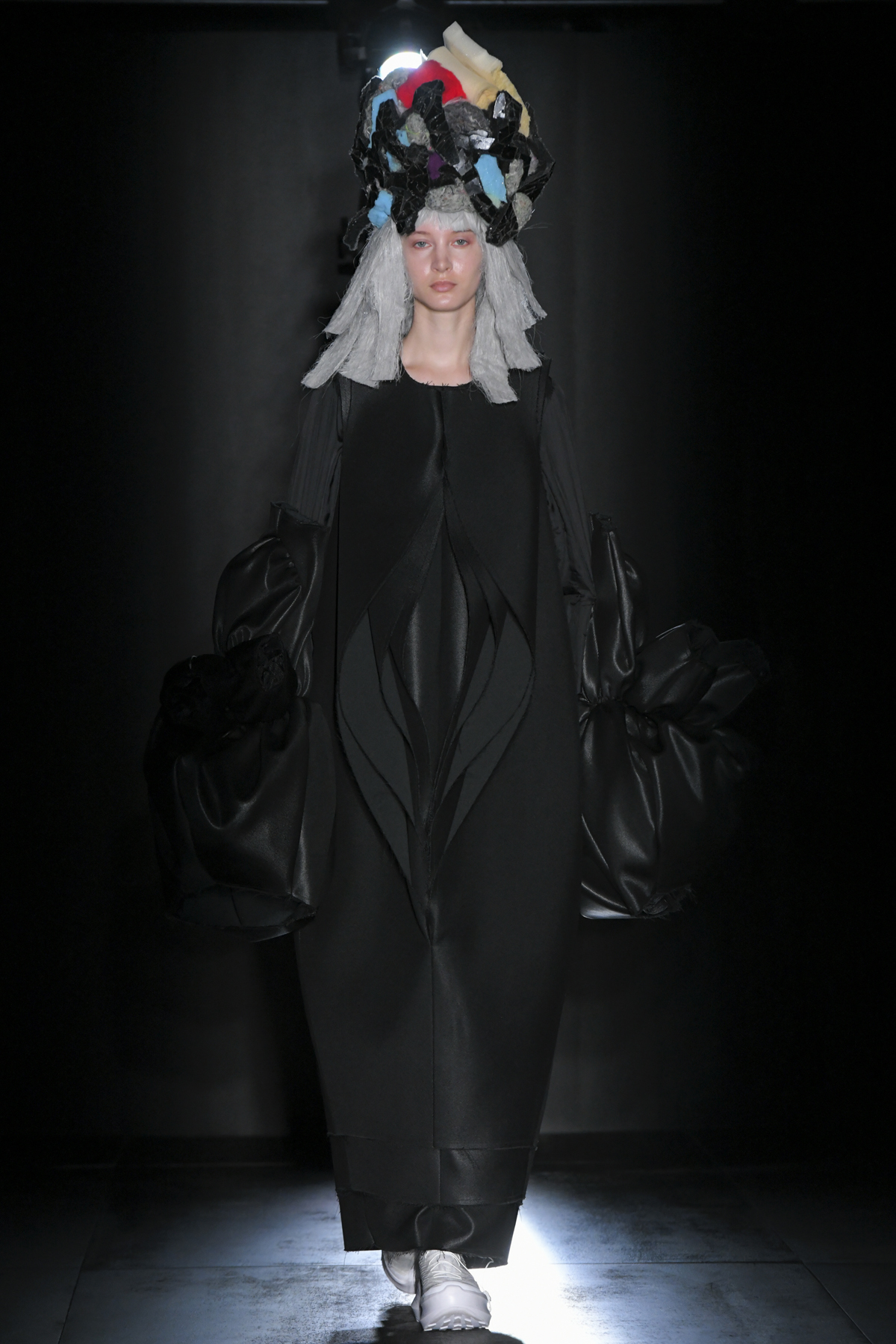  A look from the Comme des Garçons RTW Fall 2022 collection.