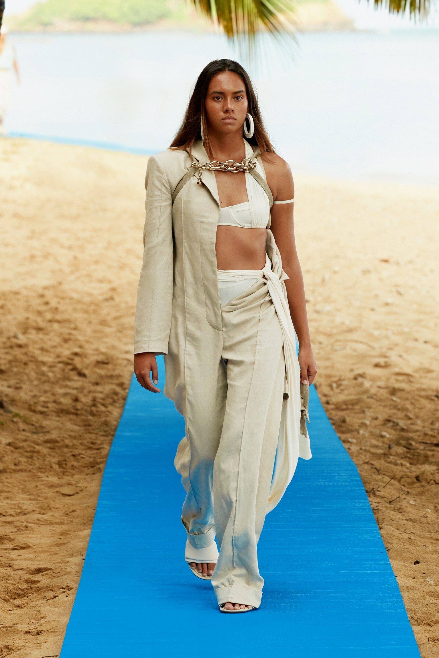 Jacquemus Voyages to Hawaii for Spring/Summer 2022 Collection 'Le 