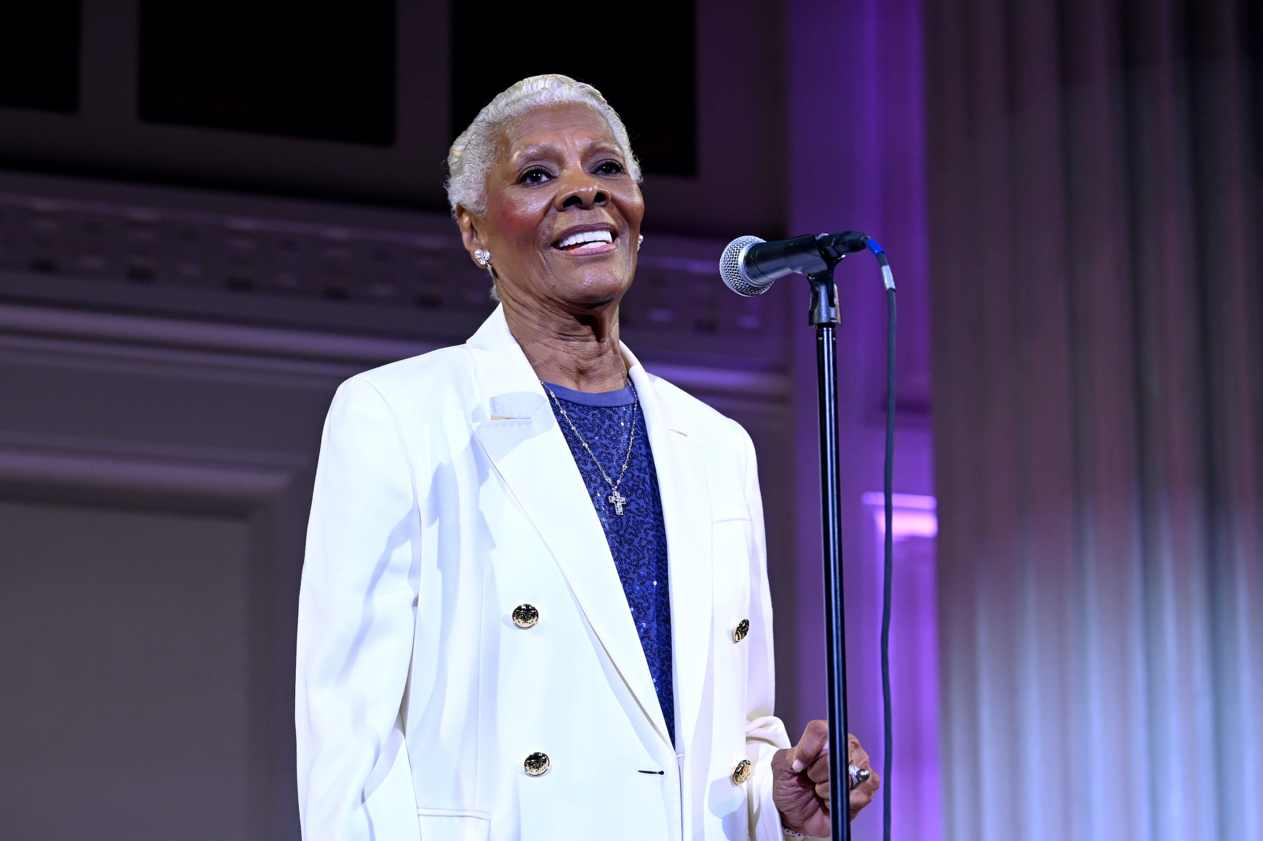  NEW YORK, NEW YORK - SEPTEMBER 19: Dionne Warwick performs on stage at The F4D 2nd Annual Sustainable Goals Banquet on September 19, 2022 in New York City. (Photo by Slaven Vlasic/Getty Images for Fashion 4 Development)
