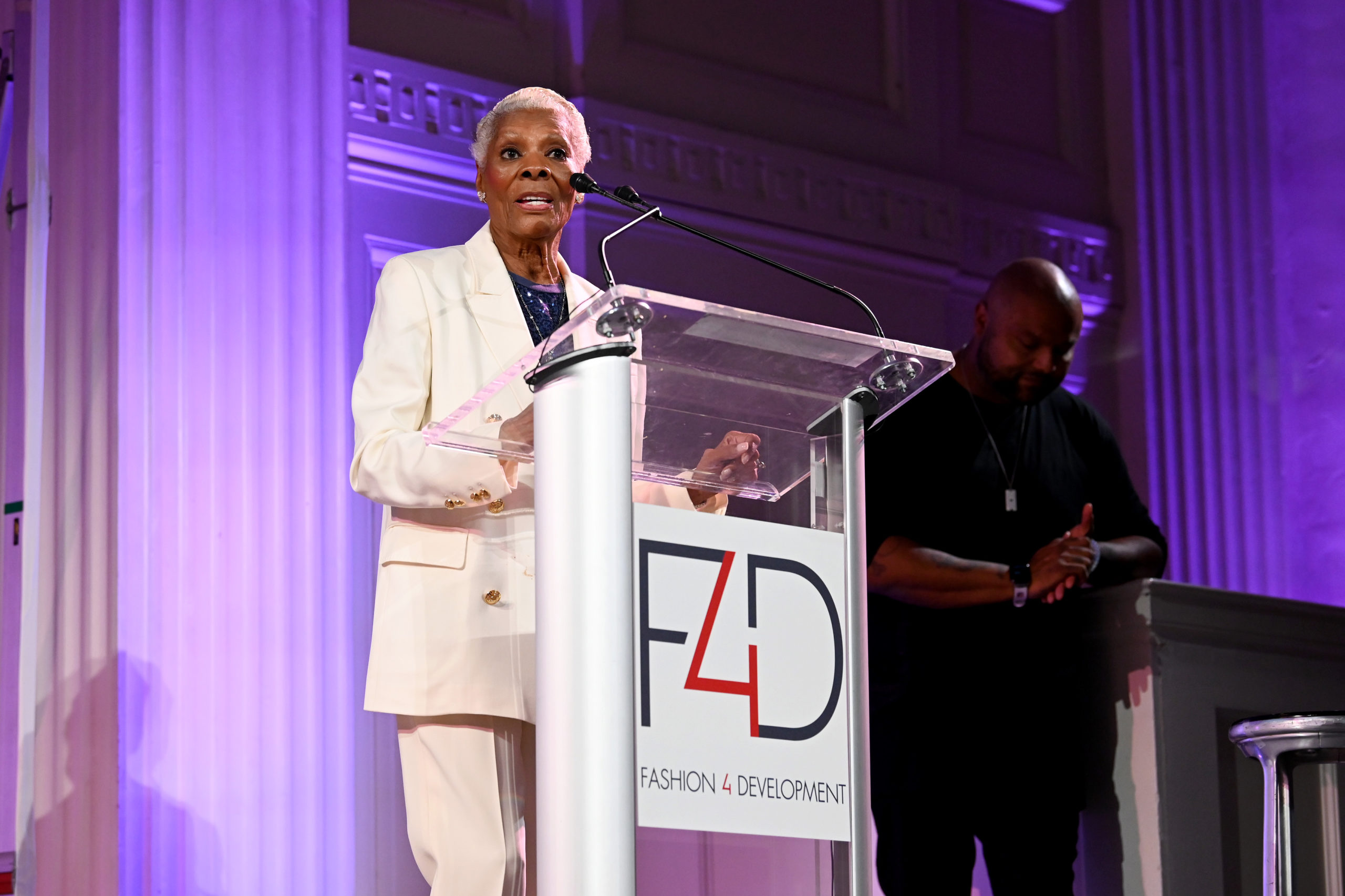  NEW YORK, NEW YORK - SEPTEMBER 19: Dionne Warwick performs on stage at The F4D 2nd Annual Sustainable Goals Banquet on September 19, 2022 in New York City. (Photo by Slaven Vlasic/Getty Images for Fashion 4 Development)