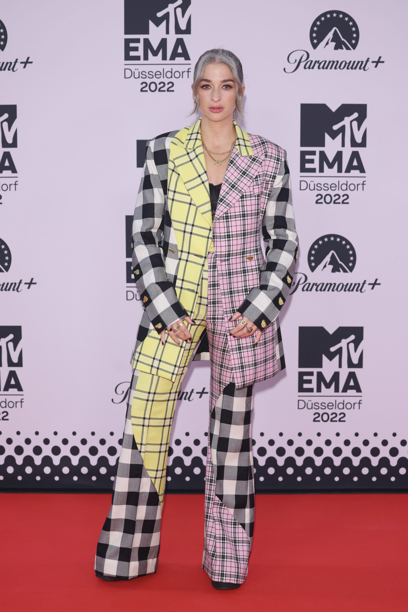  DUESSELDORF, GERMANY - NOVEMBER 13: Harriet Rose attends the red carpet during the MTV Europe Music Awards 2022 held at PSD Bank Dome on November 13, 2022 in Duesseldorf, Germany. (Photo by Daniele Venturelli/WireImage)