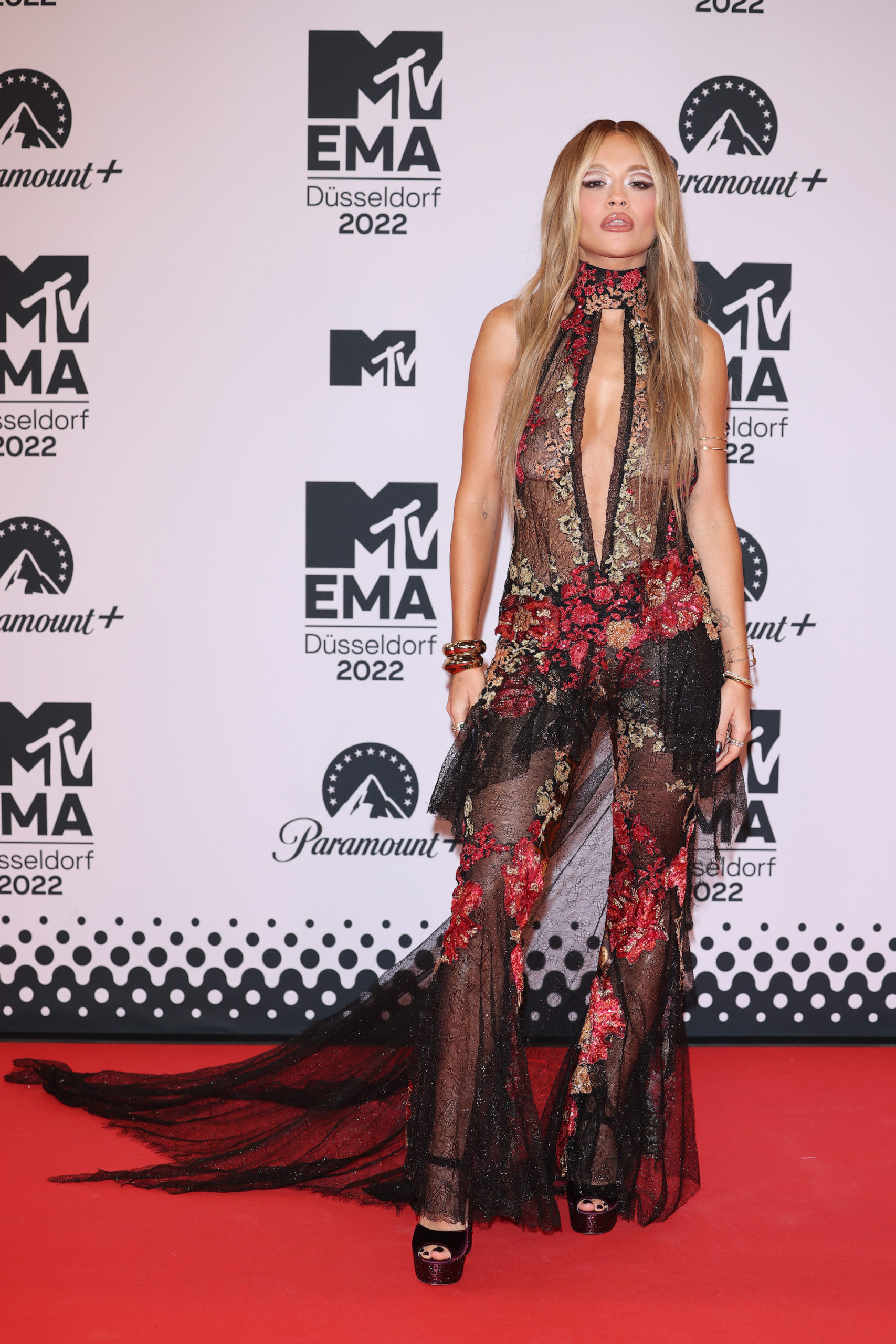  DUESSELDORF, GERMANY - NOVEMBER 13: Rita Ora attends the red carpet during the MTV Europe Music Awards 2022 held at PSD Bank Dome on November 13, 2022 in Duesseldorf, Germany. (Photo by Daniele Venturelli/WireImage)