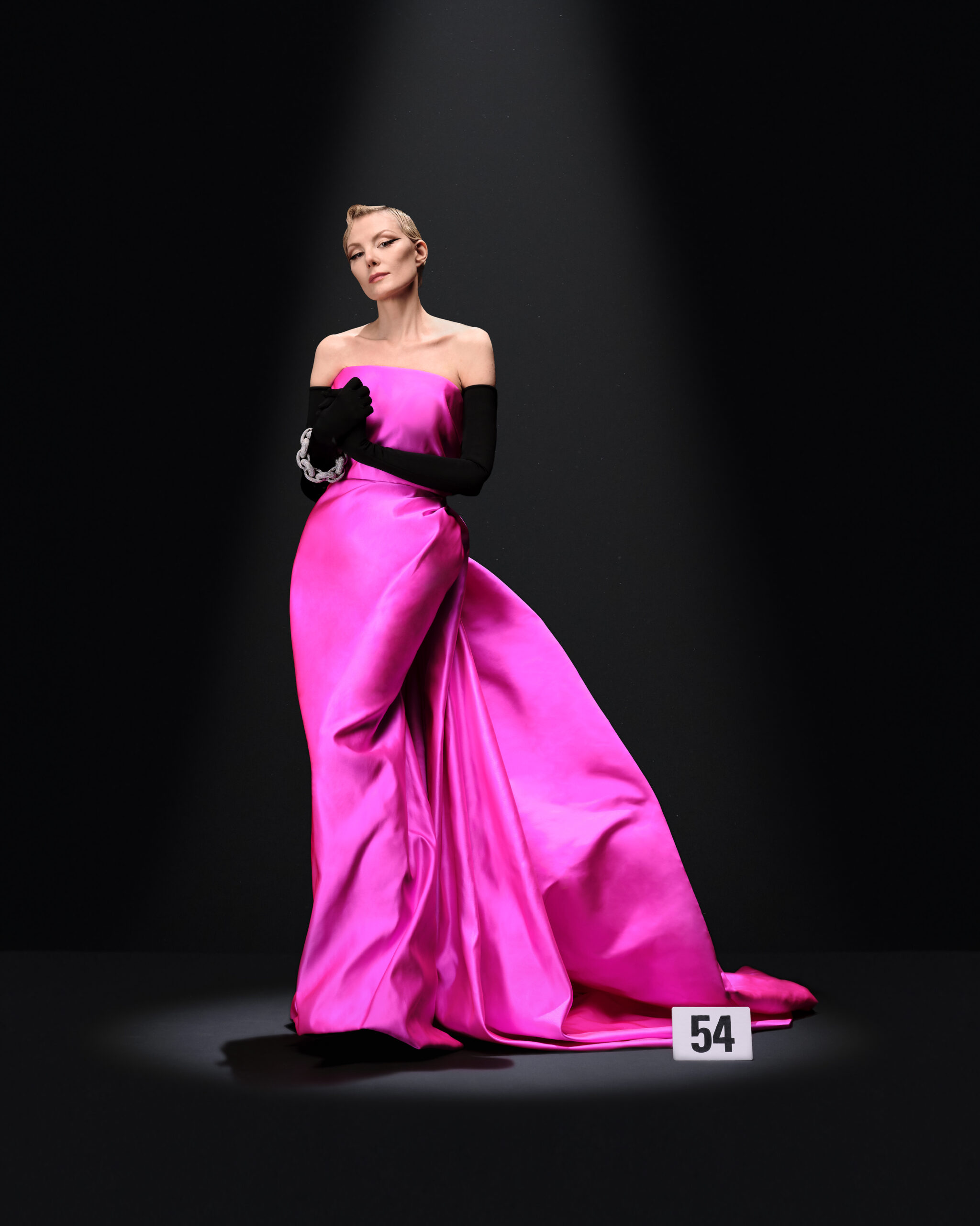 Balenciaga returns to haute couture