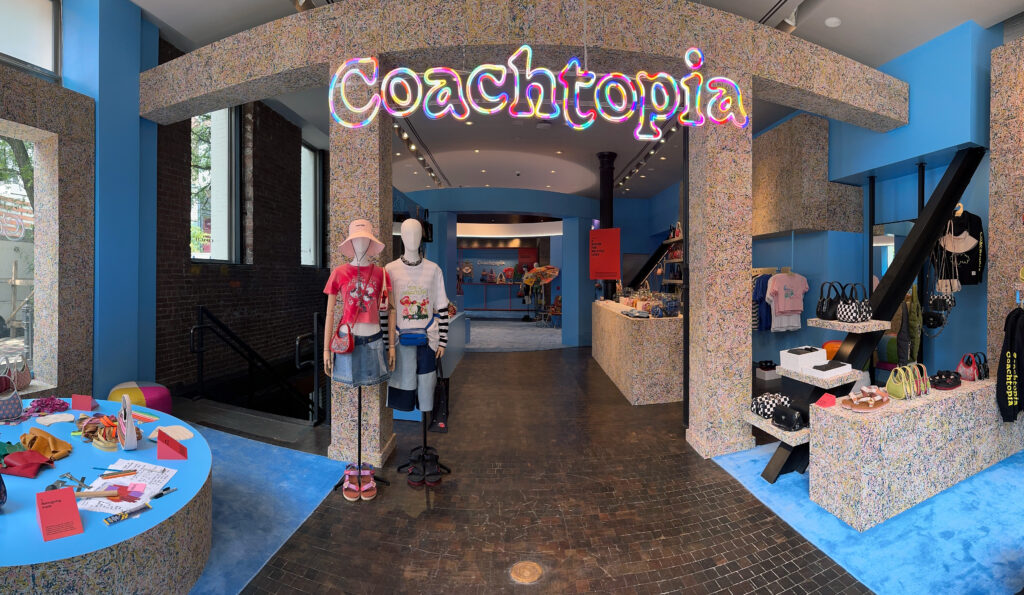 Coachtopia, la submarca sostenible de Coach, presenta una nueva ventana emergente en SoHo