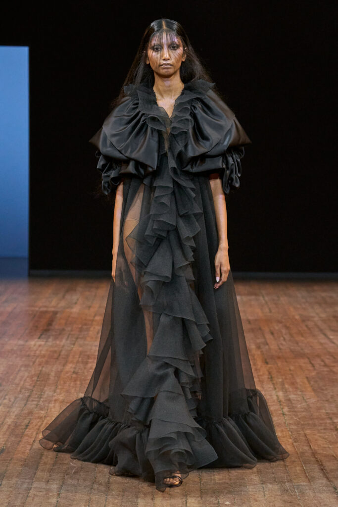 Viktor&Rolf's Haute Couture F/W 2025 Comes Feathered in Twos